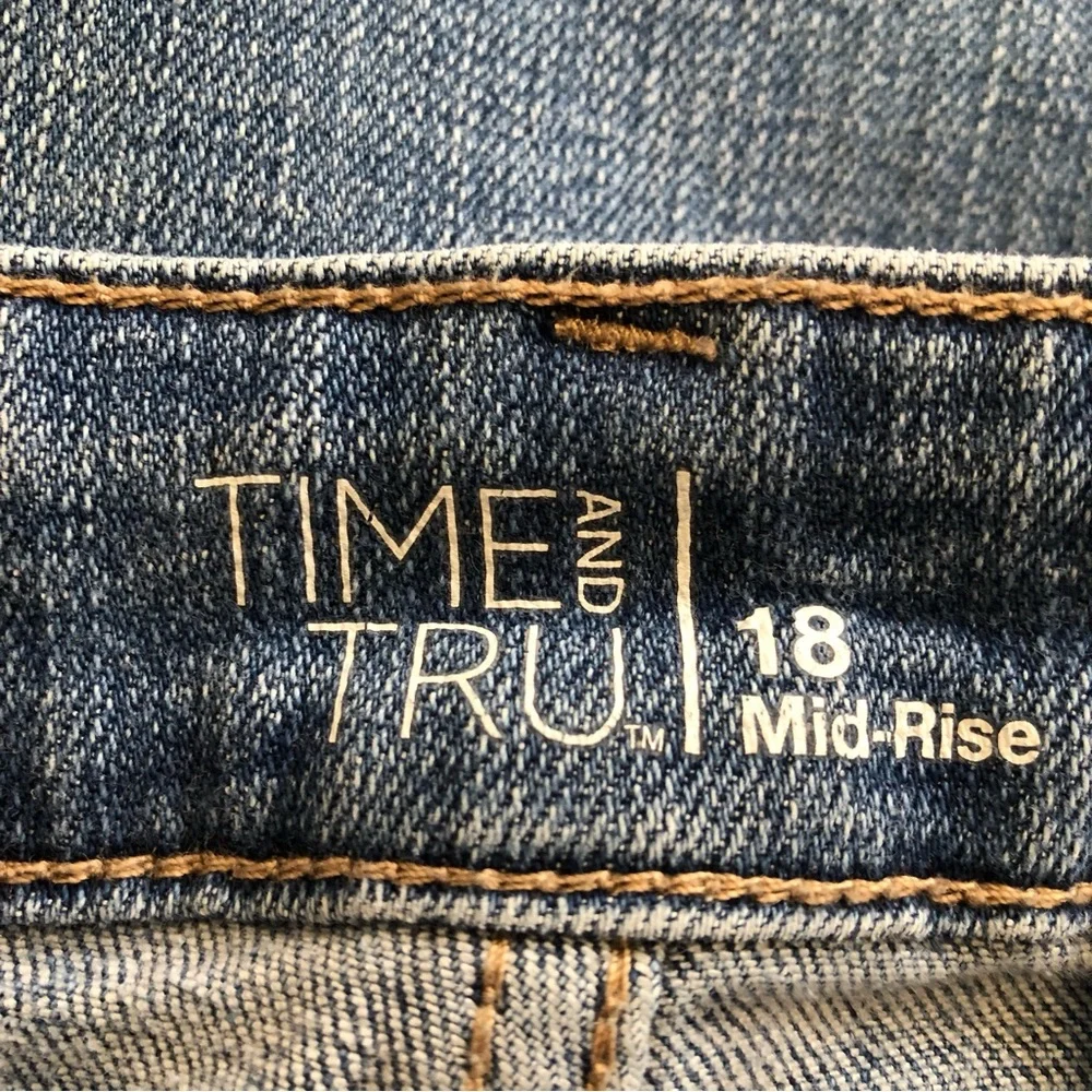 Women’s cropped distressed cuffed hem jeans. Size 18 - Picture 3 of 4